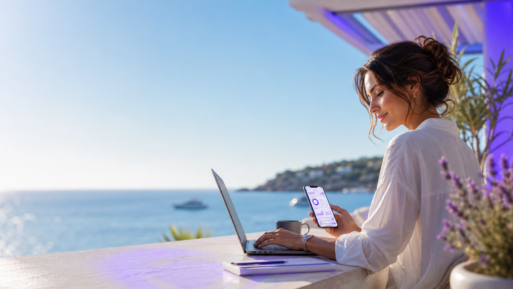 Entrepreneuse travaillant sur ordinateur et mobile